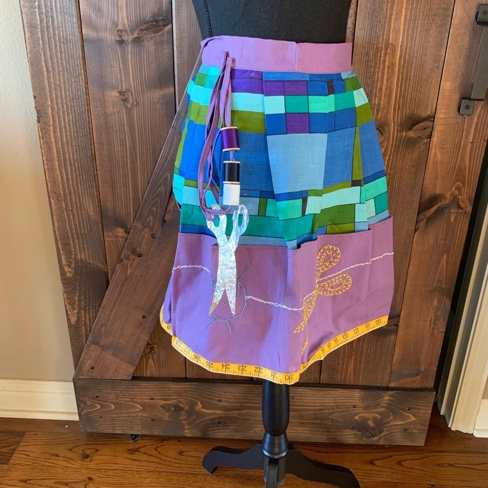 Handmade Apron Embroidery Sewing Pattern - Picture 4 of 13